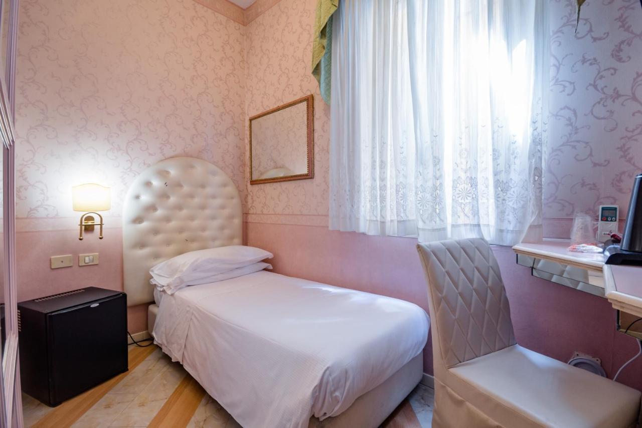 Residenza Due Torri Check In Presso Hotel Centrale Vicolo Cattani 7 Bologne Extérieur photo