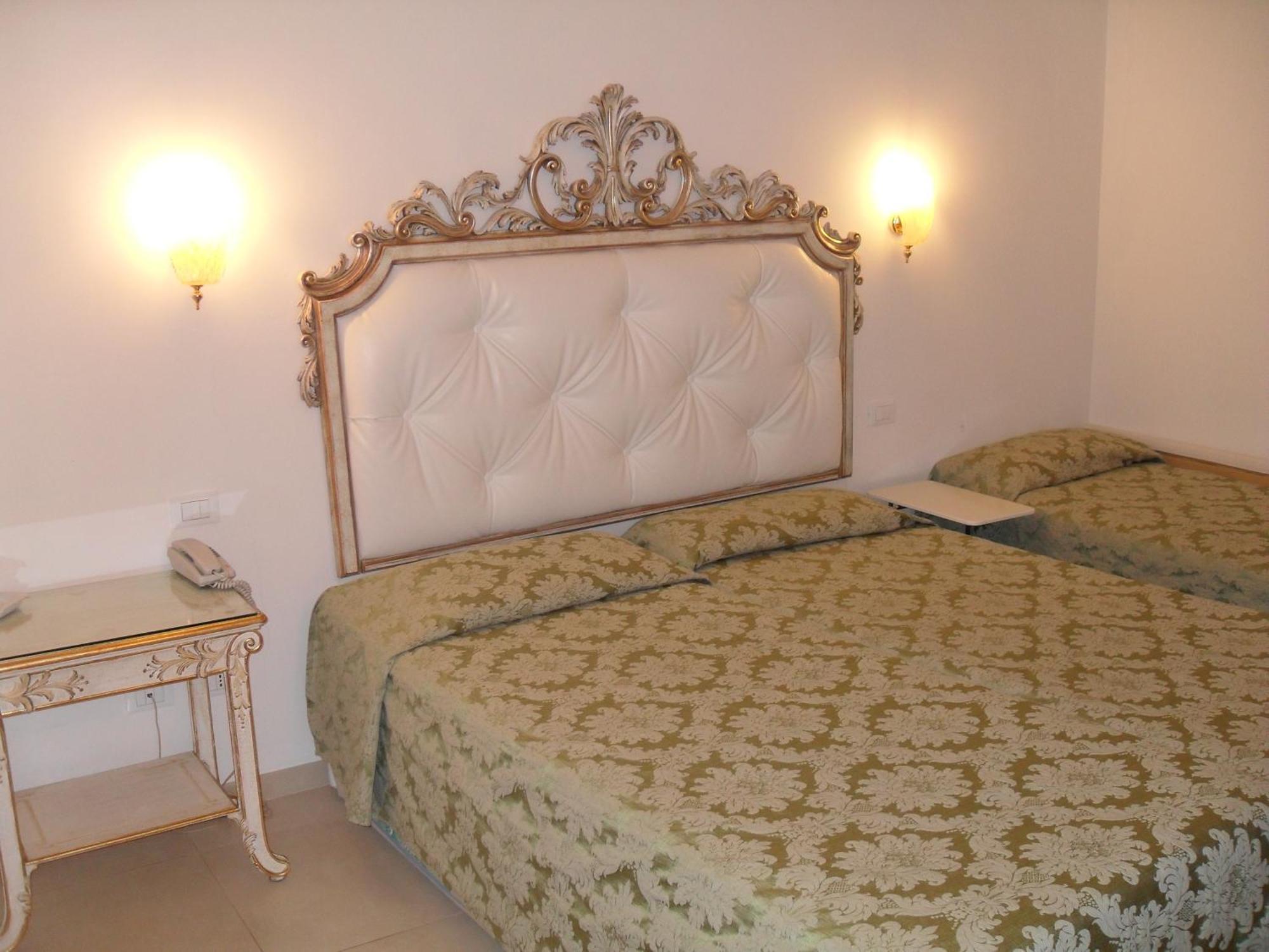 Residenza Due Torri Check In Presso Hotel Centrale Vicolo Cattani 7 Bologne Extérieur photo